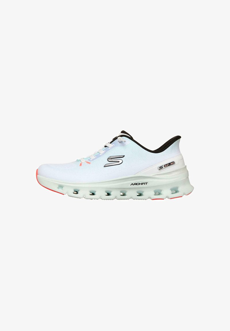 La chaussure de course Skechers présente un dessus blanc avec un design texturé, des accents noirs, et une semelle rembourrée proéminente avec des détails bleu clair et rose.