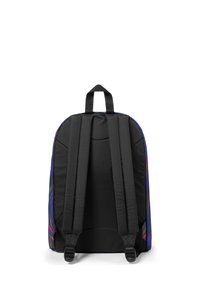 Mochila de tela negra con correas acolchadas, un asa en la parte superior y patrones abstractos coloridos en los lados. Textura suave, forma redondeada.