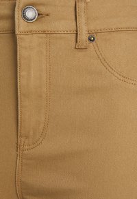 Vero Moda Tall HOT SEVEN  - Calças de ganga de corte skinny - tigers eye