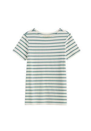 Rövid ujjú fehér póló egyenletesen elhelyezett vízszintes türkiz csíkokkal és kerek nyakkivágással, egyszerű fehér háttéren.