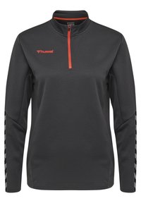 Suéter negro de manga larga con diseño de media cremallera, que presenta acentos naranjas y rayas grises estampadas en las mangas. Está hecho de un tejido con textura.