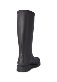 Botte en caoutchouc noire, hauteur genou, avec une semelle noire texturée. Présente une surface lisse et un bord supérieur renforcé pour plus de durabilité.