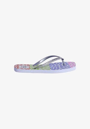Sandalia tipo flip-flop con suela con estampado multicolor de hojas y tiras plateadas con purpurina, vista lateral sobre fondo blanco.