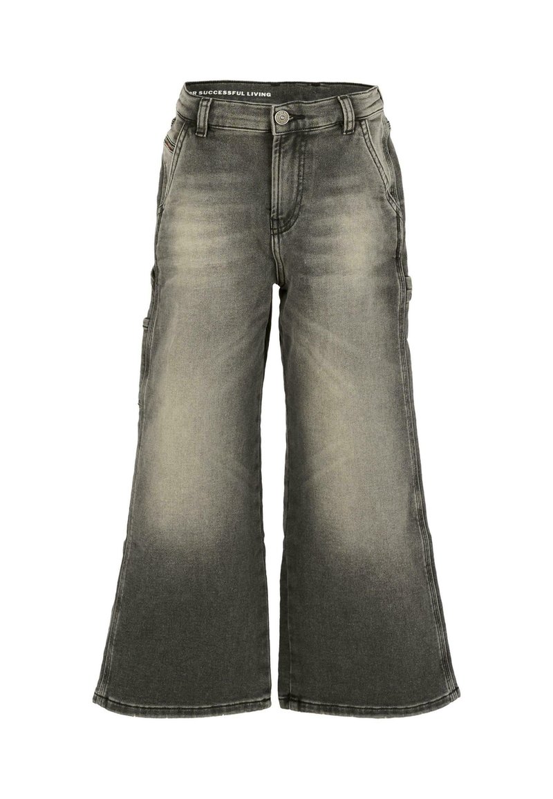 Szerokie, wyblakłe czarne dżinsy z delikatnym efektem ombre, z zapięciem na guziki, kieszeniami i swobodnym stylem. Wykonane z materiału dżinsowego.