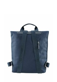 Mochila azul marino con un diseño elegante, hecha de tela duradera, que cuenta con un asa superior, correas ajustables y un bolsillo frontal con cremallera.