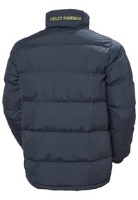 Granatowa kurtka puchowa z pionowym pikowaniem, elastycznymi mankietami i wysokim kołnierzem z logo "HELLY HANSEN" w kolorze żółtym z tyłu.
