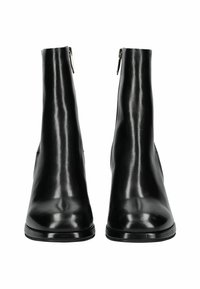 Botas de cuero negro hasta el tobillo con un acabado suave, con un caño alto y una cremallera lateral para el cierre. Punta redondeada y diseño minimalista.