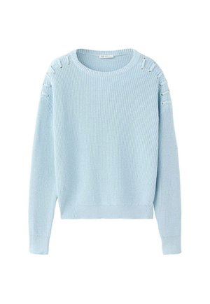 Pull en maille bleu clair à manches longues avec col rond et découpes décoratives le long des épaules et du haut des manches.