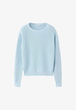 Pull en maille bleu clair à manches longues avec col rond et découpes décoratives le long des épaules et du haut des manches.