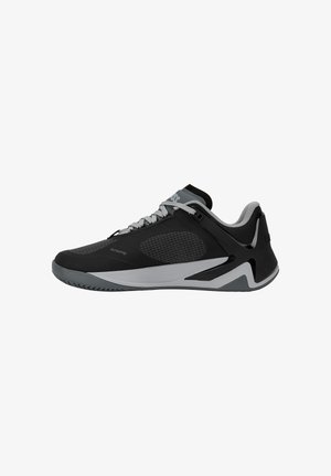 Chaussure de sport basse noire et grise avec lacets, panneau latéral texturé et semelle épaisse, vue du côté extérieur sur fond blanc.