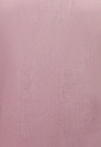 Zacht roze stoftextuur met een subtiel weefpatroon en een lichte glans.