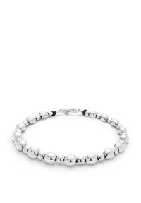 Collar de cuentas de plata que presenta cuentas metálicas brillantes de diferentes tamaños, con acentos en negro y un cierre seguro.