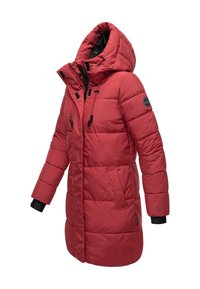 Manteau d'hiver long rouge matelassé avec capuche, fermeture éclair frontale et boutons-pression, deux poches latérales, et poignets intérieurs noirs sur les manches.
