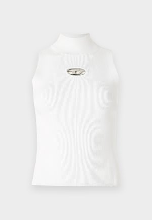 Weißes ärmelloses Top mit hohem Kragen, geripptem Textur und metallischem Logo-Akzent in der Mitte. Glatter Stoff, figurbetontes Design.