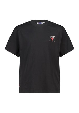 T-shirt in cotone nero con maniche corte, caratterizzato da un logo "Chicago Bulls Basketball" rosso e bianco sul lato sinistro del petto.