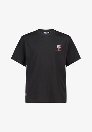 Camiseta de algodón negra de manga corta, con un logo rojo y blanco de "Chicago Bulls Basketball" en el lado izquierdo del pecho.