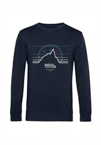 Námořnická modrá mikina s dlouhými rukávy, zdobená grafikou hory a kompasu v světle modrých a červených akcentů. Bavlněný materiál, kulatý výstřih.