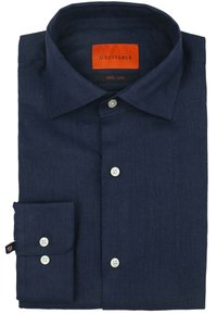 Blauwe linnen shirt met een puntige kraag, knoopsluiting en lange mouwen. Heeft witte knopen en een etiket in de kraag met merkinformatie.