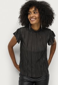 Sort plisseret bluse med flæseærmer og en samlet halsudskæring, der har en glat tekstur og en slank, tætsiddende silhuet.