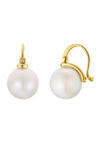 Orecchini a cerchio dorati con grandi perle bianche, dal texture liscia e con un design di chiusura semplice, che mettono in risalto un aspetto classico ed elegante.