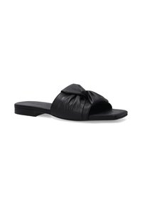 Sort lædersandal med en samlet sløjfedetail foran, åben tå-design og lav firkantet hæl, med en glat tekstur.