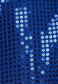 Grille circulaire bleue avec des points blancs illuminés formant une flèche vers le haut et un curseur en forme de main sur un écran numérique.