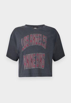 Σκούρο γκρι κοντομάνικη μπλούζα με τις λέξεις «LOS ANGELES» και «ANINE BING» τυπωμένες σε μεγάλα κόκκινα γράμματα με περίγραμμα μπροστά.