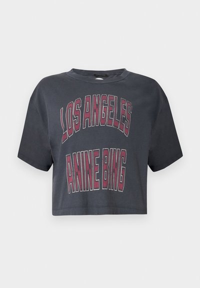 Sötétszürke rövidre szabott póló, amelyen nagy piros körvonalas betűkkel a "LOS ANGELES" és az "ANINE BING" felirat található az elején.