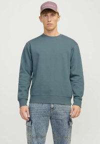 Jack & Jones JJESTAR CREW NECK - Ikdienas džemperis - goblin blue