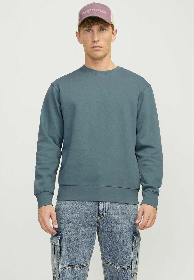 Jack & Jones JJESTAR CREW NECK - Ikdienas džemperis - goblin blue