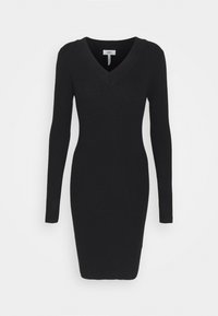 Robe noire en maille côtelée avec décolleté en V et manches longues, silhouette ajustée et tissu texturé. Design simple sans motifs supplémentaires.