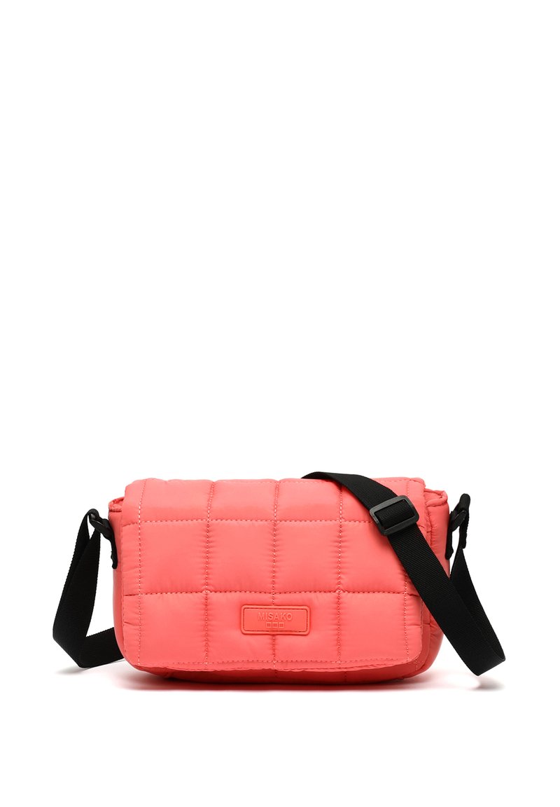 Nööpidega korallikarva crossbody kott musta reguleeritava rihmaga ja ristkülikukujuline kuju. Omab tekstuurset pinda ja brändi silti.