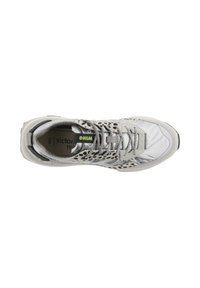 Sneaker grigio chiaro con pannelli in rete texture e una punta lucida. Presenta dettagli neri e riflettenti sui lacci.