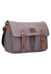 Borsa a tracolla in tela grigia con dettagli in pelle marrone, due tasche frontali e chiusura a pattina fissata da clip e cinghie metalliche.