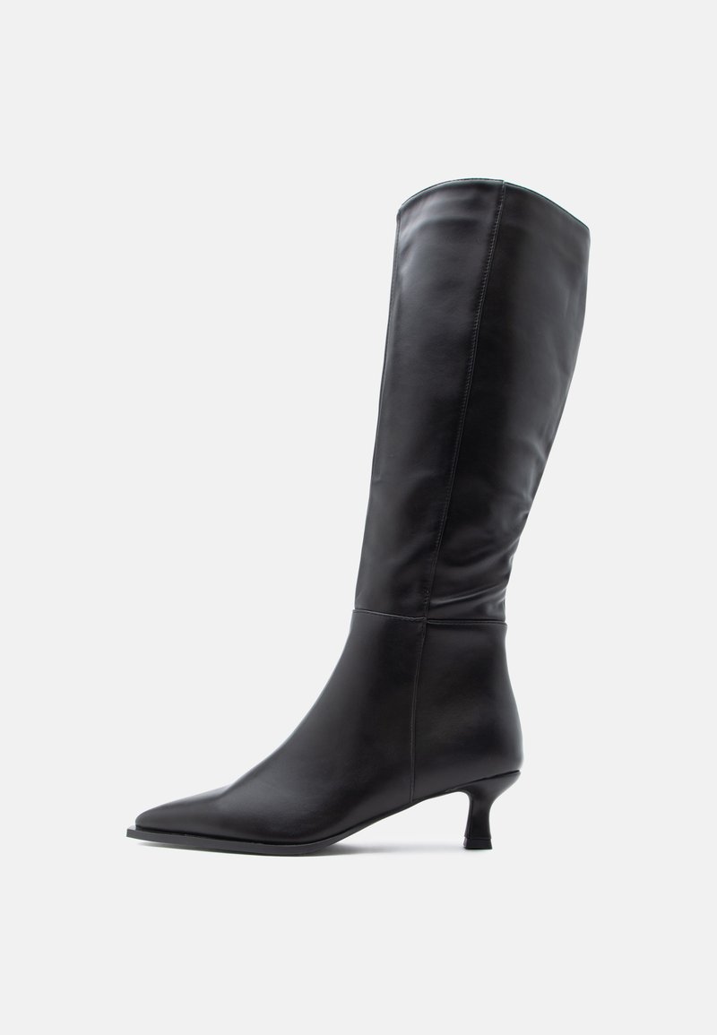 Botte noire en cuir jusqu'au genou avec un bout pointu et un talon fin. Texture lisse avec un design de tige ajustée et une quincaillerie minimale.