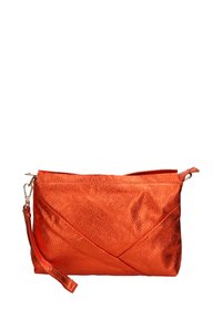 Sac bandoulière orange en cuir texturé et brillant. Présente des détails de coutures en biais et une bandoulière amovible. Fermeture zippée en haut.
