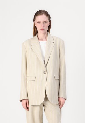Beige gestreifter Blazer mit einzelnem Knopfverschluss, breiten Revers, zwei frontalen Taschen und einer lockeren Passform. Hergestellt aus leichtem Stoff.