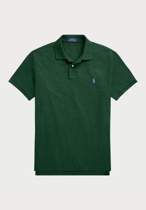 Polo shirt verde scuro con colletto classico, placket con due bottoni e logo ricamato viola sul petto. Realizzato in tessuto di cotone liscio.