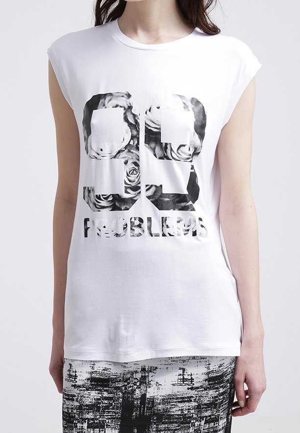 T-shirt bianco a maniche corte con una stampa grafica di grandi numeri neri "99" e la parola "PROBLEMS" sotto, con un design testurizzato.