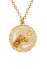 Pendentif en or avec une tête de lion, un croissant de lune blanc et une étoile ornée d'une perle en son centre, sur une chaîne.