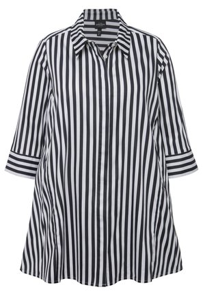 Camisa de botones con rayas verticales en blanco y negro, con cuello y mangas tres cuartos, fabricada en tela suave.