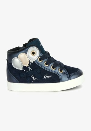 Granatowe dziecięce sneakersy za kostkę z aplikacjami balonów, czarne sznurówki, złote oczka i biała podeszwa, z logo Geox po bokach.