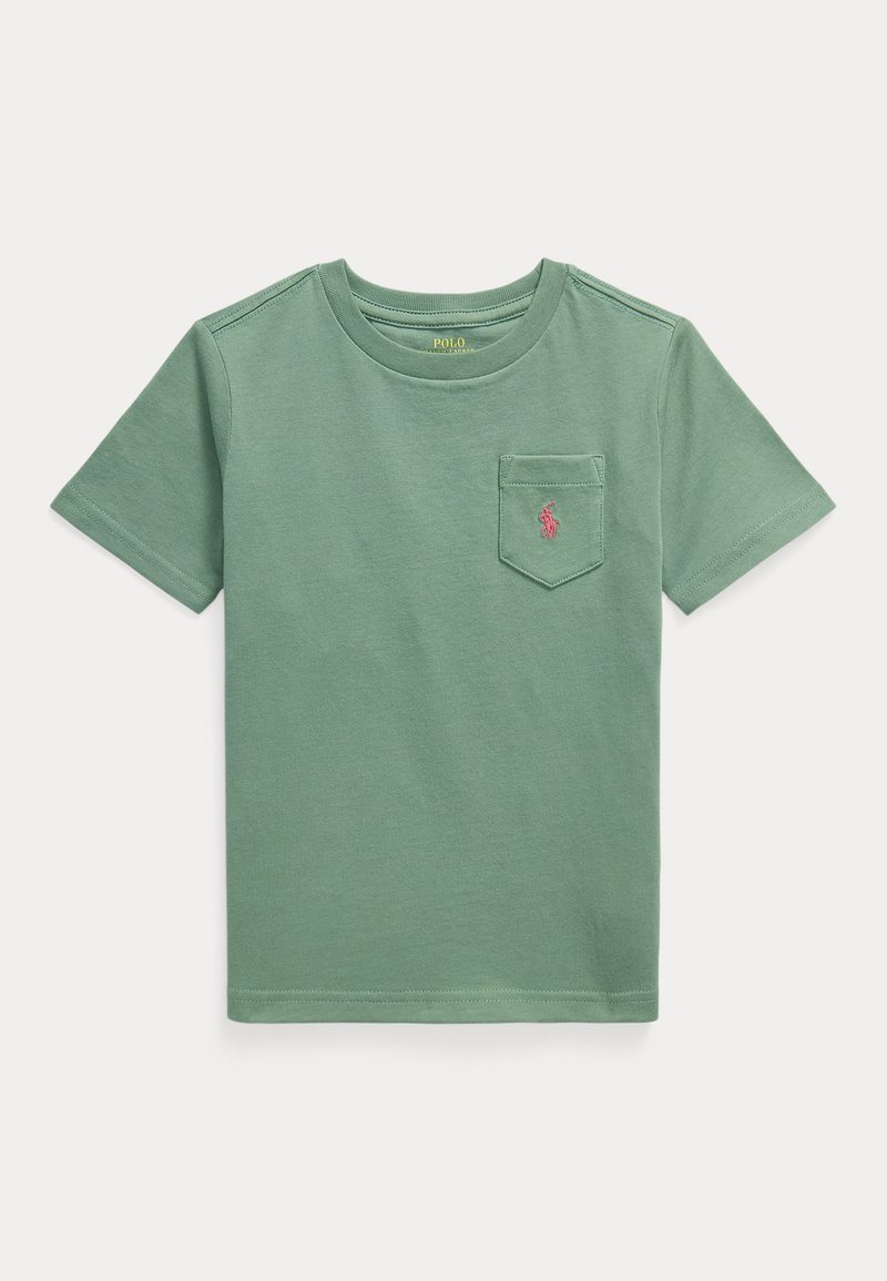 T-shirt vert à manches courtes col rond avec petite poche poitrine présentant un logo rose brodé sur un fond clair uni.