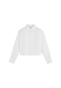Camisa corta de manga larga blanca con botones en el frente, con volantes a lo largo de la línea de botones, los puños y el dobladillo, y un cuello clásico.