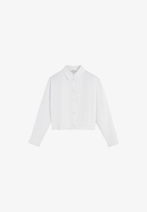 Camicia bianca a maniche lunghe cropped con chiusura a bottoni, dettagli in rouches lungo la linea dei bottoni, ai polsini e all'orlo, e colletto classico.