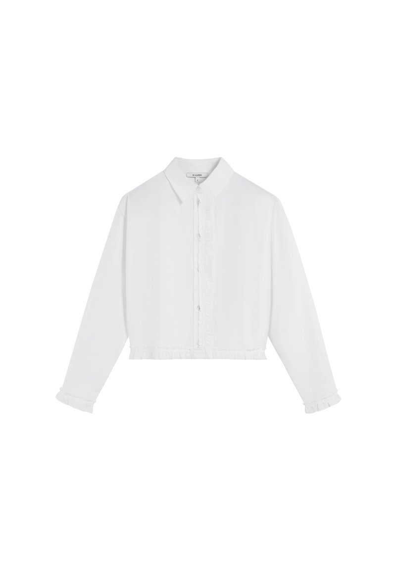 Camisa corta de manga larga blanca con botones en el frente, con volantes a lo largo de la línea de botones, los puños y el dobladillo, y un cuello clásico.