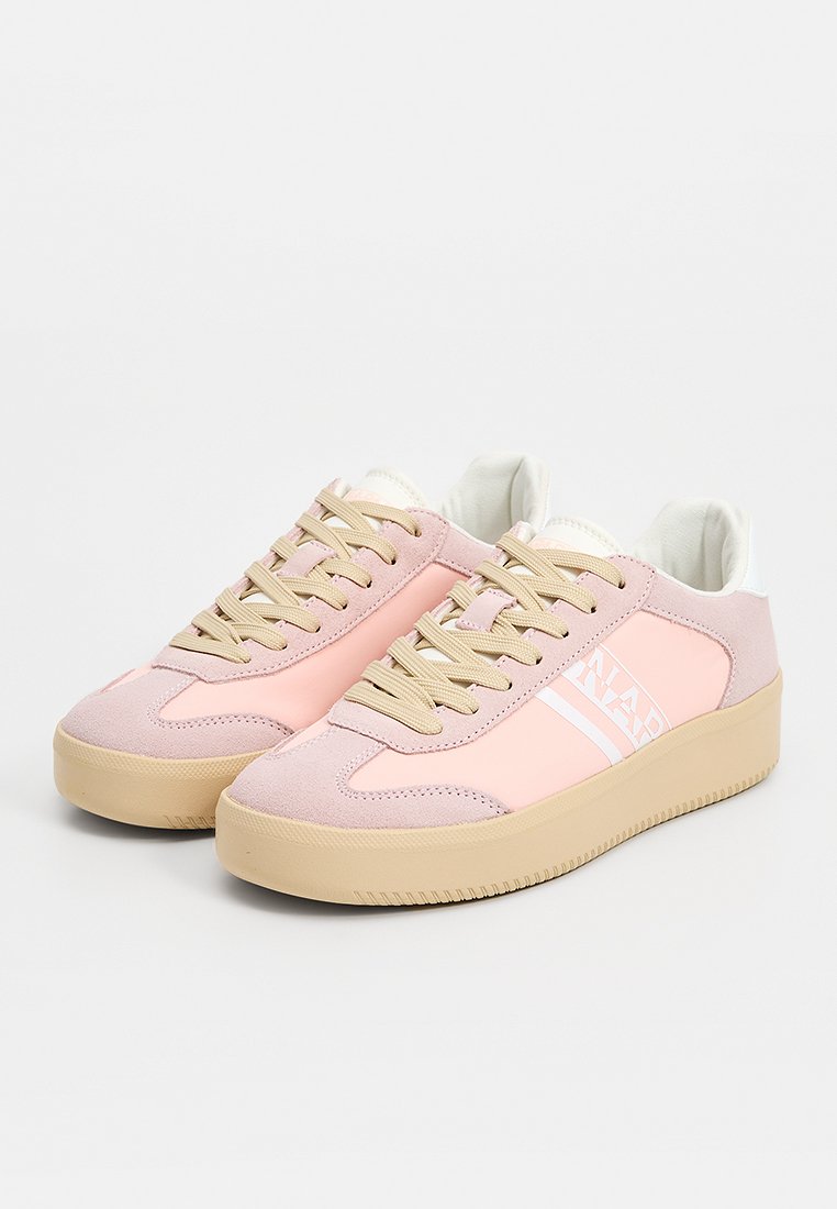 Zapatillas rosas con parte superior de ante y material sintético, cordones beige, una franja de logo blanca y suela de goma. Puntera redondeada y diseño de perfil bajo.