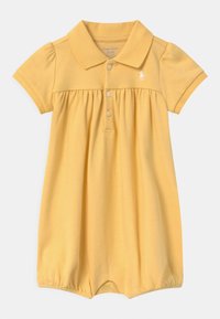 Žluté bavlněné šaty s polo límcem, krátkými nabíranými rukávy, předním zapínáním na tři knoflíky, nařaseným pasem a vyšívaným logem na hrudi.