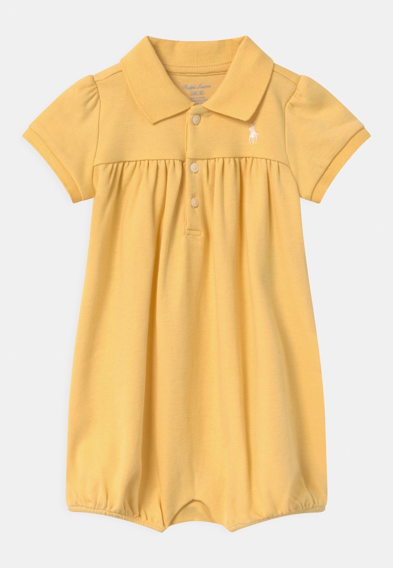 Žluté bavlněné šaty s polo límcem, krátkými nabíranými rukávy, předním zapínáním na tři knoflíky, nařaseným pasem a vyšívaným logem na hrudi.