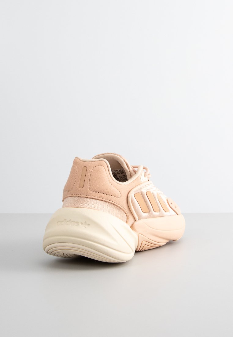 adidas Originals OZELIA - Trainers - halo blush/ftwr white/beige - Zalando
